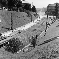 Magyarország, Budapest I.,Budapest XII., a Széll Kálmán (Moszkva) térről a Krisztina körút felé veuető villamosvonal a Várfok utcától nézve., 1960, FŐMTERV, Domonkos Endre, Budapest, sínpálya, rézsű, Fortepan #251339