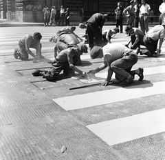 Hungary, Budapest VI., az Andrássy út (Népköztársaság útja) páros oldala és a Dalszínház utca kereszteződése, a háttérben az Andrássy út (Népköztársaság útja) 20. A felvétel az Andrássy út (Népköztársaság útja) Bajcsy-Zsilinszky út és az Oktogon (November 7. tér) közötti szakaszának 1960. nyarán történt átépítése során készült., 1960, FŐMTERV, Budapest, worker, gaping, crosswalk, kneeling, Fortepan #251344