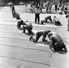 Hungary, Budapest VI., az Andrássy út (Népköztársaság útja) páros oldala és a Dalszínház utca kereszteződése. A felvétel az Andrássy út (Népköztársaság útja) Bajcsy-Zsilinszky út és az Oktogon (November 7. tér) közötti szakaszának 1960. nyarán történt átépítése során készült., 1960, FŐMTERV, Budapest, odd one out, Fortepan #251346