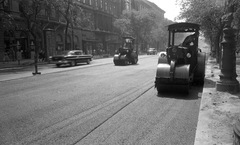 Hungary, Budapest VI., az Andrássy út (Népköztársaság útja) a Jókai tér felől a Nagymező utca felé nézve. A felvétel az Andrássy út (Népköztársaság útja) Bajcsy-Zsilinszky út és az Oktogon (November 7. tér) közötti szakaszának 1960. nyarán történt átépítése során készült., 1960, FŐMTERV, Budapest, road roller, Fortepan #251351