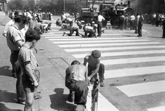 Hungary, Budapest VI., gyalogátkelő az Andrássy út (Népköztársaság útja) páros oldala és a Dalszínház utca kereszteződésében, a háttérben a Hajós utca torkolata. A felvétel az Andrássy út (Népköztársaság útja) Bajcsy-Zsilinszky út és az Oktogon (November 7. tér) közötti szakaszának 1960. nyarán történt átépítése során készült., 1960, FŐMTERV, Budapest, gaping, Fortepan #251357