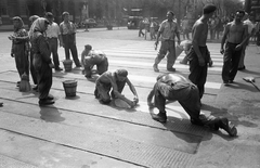 Hungary, Budapest VI., gyalogátkelő az Andrássy út (Népköztársaság útja) páros oldala és a Dalszínház utca kereszteződésében. A felvétel az Andrássy út (Népköztársaság útja) Bajcsy-Zsilinszky út és az Oktogon (November 7. tér) közötti szakaszának 1960. nyarán történt átépítése során készült., 1960, FŐMTERV, Budapest, bucket, working woman, worker, Fortepan #251358