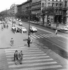 Hungary, Budapest VI., Andrássy út (Népköztársaság útja), előtérben a Dalszínház utca kereszteződése, távolabb a Nagymező utca kereszteződése., 1960, FŐMTERV, Budapest, crosswalk, Fortepan #251374