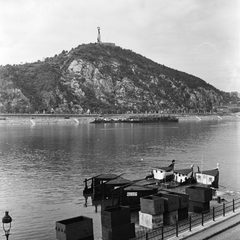 Hungary, Budapest V.,Budapest XI.,Budapest I., pesti alsó rakpart a Szabadság híd pesti hídfőjénél, szemben a Gellért-hegy. Előtérben haltároló bárkák a Dunán., 1960, FŐMTERV, Budapest, picture, chest, Fortepan #251393