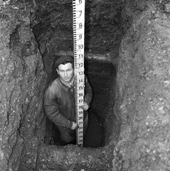 1960, FŐMTERV, worker, work pit, metric gauge, Fortepan #251403