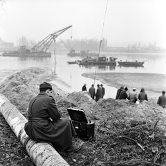 Hungary, Budapest III., szemben a Kossuth Lajos üdülőpart, balra az úszódaru mögött a Királyok (Vörös Hadsereg) útja 291. Földgázvezeték áthúzása a Dunán., 1960, FŐMTERV, dredge, Budapest, Fortepan #251412