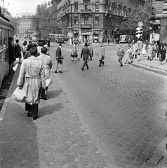 Hungary, Budapest VI., Bajcsy-Zsilinszky út a Nyugati (Marx) tér felé nézve, jobbra.a Nagymező utca és a Podmaniczky (Rudas László) utca találkozása., 1961, FŐMTERV, Budapest, pedestrian, street view, Fortepan #251417