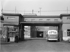 Hungary, Budapest XIV., Istvánmezei út, a Récsei autóbuszgarázs üzemanyagtöltő hídja, háttérben az üzemcsarnok., 1961, FŐMTERV, Budapest, Fortepan #251455