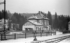 Szlovákia,Magas-Tátra, Tátralomnic, a Tátrai Villamos Vasút (TEŽ) állomása., 1963, Szánthó Zoltán, Csehszlovákia, erdő, vasút, tél, vasútállomás, helységnév tábla, Tátra hegység, Fortepan #25146