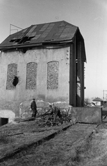 Hungary, Budapest XIX., Nagykörösi út, épület a Kilián György autóbuszgarázs a (mai) Hoffher Albert utca felőli sarkánál., 1961, FŐMTERV, damaged building, scrap metal collection, container, Budapest, boarded window, Fortepan #251461