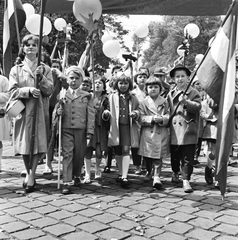 Hungary, Budapest VII., Bethlen Gábor tér, május 1-i felvonulás résztvevői., 1961, FŐMTERV, Budapest, kids, flag, march, baloon, Fortepan #251468