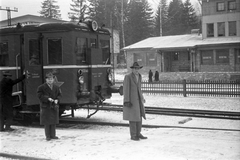 Szlovákia,Magas-Tátra, Tátralomnic, a Tátrai Villamos Vasút (TEŽ) állomása., 1963, Szánthó Zoltán, Csehszlovákia, kalap, vasút, tél, hó, kesztyű, vörös csillag, vasútállomás, kabát, Tátra hegység, Fortepan #25147