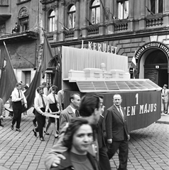 Hungary, Budapest VII., István (Landler Jenő) utca, május 1-i felvonulás résztvevői a 6-os számú ház, a Vasutas Biztosító Egyesület Székháza előtt, hátérben a Bethlen mozi., 1961, FŐMTERV, Budapest, Best of, Fortepan #251472