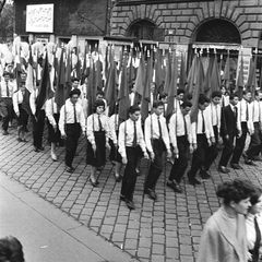 Hungary, Budapest VII., István (Landler Jenő) utca, május 1-i felvonulás résztvevői a 6-os számú ház, a Vasutas Biztosító Egyesület Székháza előtt, hátérben balra a Bethlen mozi., 1961, FŐMTERV, Budapest, Fortepan #251473