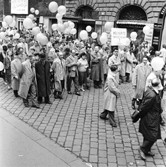 Hungary, Budapest VII., István (Landler Jenő) utca, május 1-i felvonulás résztvevői a 6-os számú ház, a Vasutas Biztosító Egyesület Székháza előtt, hátérben balra a Bethlen mozi., 1961, FŐMTERV, Budapest, Fortepan #251474