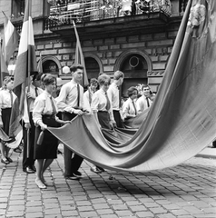 Hungary, Budapest VII., István (Landler Jenő) utca, május 1-i felvonulók a 34-es számú ház előtt., 1961, FŐMTERV, march, flag, pioneer, Budapest, Fortepan #251477