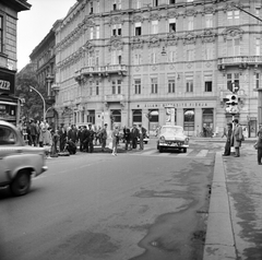 Hungary, Budapest V.,Budapest VI., József Attila utca a Bajcsy-Zsilinszky út felé nézve, balra a háttérben az Andrássy út (Népköztársaság útja) torkolata., 1961, FŐMTERV, Budapest, Fortepan #251492