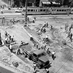 Hungary, Budapest V.,Budapest VI., a Bajcsy-Zsilinszky út és a Podmaniczky (Rudas László) utca átépítése, balra fent a Kálmán Imre (Kálmán) utca. Fent balra a két törmelékkupac között az újjáépítés során előkerült régi alsóvezetékes-villamos síntartó vasbakjai., 1961, FŐMTERV, Budapest, Fortepan #251496