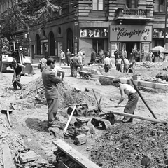 Hungary, Budapest VI., a Bajcsy-Zsilinszky út és a Podmaniczky (Rudas László) utca átépítése. Előtérben a két törmelékkupac között az újjáépítés során előkerült régi alsóvezetékes-villamos síntartó vasbakjai., 1961, FŐMTERV, Budapest, Fortepan #251497