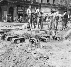 Hungary, Budapest V., a Bajcsy-Zsilinszky út átépítése, háttérben a 66-os számú ház. Előtérben az újjáépítés során előkerült régi alsóvezetékes-villamos síntartó vasbakjai., 1961, FŐMTERV, Budapest, Fortepan #251498