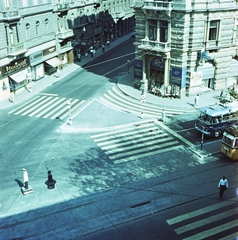 Hungary, Budapest VI., Nagymező utca - Bajcsy-Zsilinszky út sarok. Jobbra a Bajcsy-Zsilinszky út 45. számú épület 1876-1886 között a Magyarországi Nagyoriens, 1886-1896 között a Magyarországi Symbolikus Nagypáholy páholyházaként szolgált., 1961, FŐMTERV, Budapest, pulpit for police officers, crosswalk, Fortepan #251549