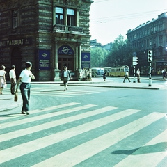 Hungary, Budapest VI., Bajcsy-Zsilinszky út a Nagymező utca és a Podmaniczky (Rudas László) utca találkozásánál. Balra a Bajcsy-Zsilinszky út 45. számú épület 1876-1886 között a Magyarországi Nagyoriens, 1886-1896 között a Magyarországi Symbolikus Nagypáholy páholyházaként szolgált., 1961, FŐMTERV, Budapest, crosswalk, Fortepan #251550