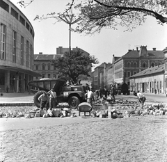 Hungary, Budapest VIII., II. János Pál pápa (Köztársaság) tér, balra az Erkel Színház főbejárata, szemben a Bezerédi utca - Luther utca sarok., 1961, FŐMTERV, Budapest, Fortepan #251575