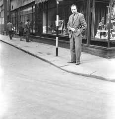 Hungary, Budapest V., Petőfi Sándor utca - Haris köz sarok., 1961, FŐMTERV, Budapest, man, street view, Fortepan #251585