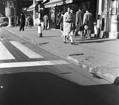 Hungary, Budapest V., Kossuth Lajos utca, a felvétel 2/a számú ház előtti gyalogos átkelőhelynél, a Petőfi Sándor utca közelében készült., 1961, FŐMTERV, Budapest, street view, pedestrian, Fortepan #251586