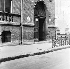 Hungary, Budapest VIII., a Somogyi Béla (Rökk Szilárd) utca 13. szám alatti Fővárosi Általános Fiúiskola és Fővárosi Napköziotthonos Óvoda az egykori Polgári Leányiskola 13–15. szám alatti épületének egyik részében., 1961, FŐMTERV, Budapest, crest, entrance, school, Fortepan #251601