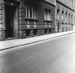 Hungary, Budapest VIII., Mária utca 3/a, jobbra a Bródy Sándor utca 27. számú ház., 1961, FŐMTERV, Budapest, street view, entrance, house number sign, Fortepan #251602