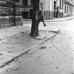 Hungary, Budapest VIII., Mikszáth Kálmán tér, szemben a Szentkirályi utca és a Reviczky utca sarka, a sarkon a Krisztus Király Plébánia kápolnája., 1961, FŐMTERV, Budapest, man, pavement, pedestrian, Fortepan #251603