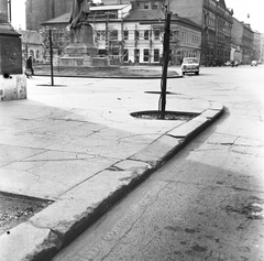 Hungary, Budapest VIII., Horváth Mihály tér, balra a Szent József-templom és távolabb a Kis Stáció utca torkolata, középen Pázmány Péter a Ferenciek teréről (Felszabadulás térről) 1958-ban áthelyezett szobra (Radnai Béla, 1914.), jobbra szemben a Baross utca., 1961, FŐMTERV, Budapest, Fortepan #251613