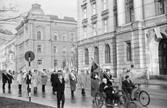 Lengyelország, Krakkó, ulica Basztowa, szemben a Jan Matejko Képzőművészeti Akadémia, jobbra a Lengyel Nemzeti Bank., 1963, Szánthó Zoltán, kerekesszék, Fortepan #25162