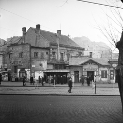 Magyarország, Budapest VIII., Fiumei (Mező Imre) út, a Baross kocsiszín melletti villamosmegálló a Józsefvárosi pályaudvar felől nézve., 1962, FŐMTERV, Domonkos Endre, Budapest, trafik, lottózó, élelmiszerbolt, Közért Vállalat, Fortepan #251640