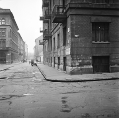 Magyarország, Budapest VIII., Molnár Ferenc tér, szemben a mára megszűnt Kemény Zsigmond utca házsora. Távolban a Baross utca., 1962, FŐMTERV, Domonkos Endre, Budapest, Fortepan #251650