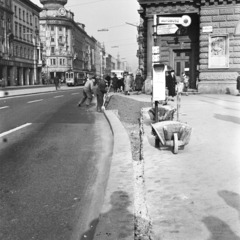 Magyarország, Budapest VII.,Budapest VIII., Rákóczi út a Blaha Lujza térnél, jobbra a Nemzeti Színház., 1962, FŐMTERV, Domonkos Endre, Budapest, talicska, Fortepan #251662