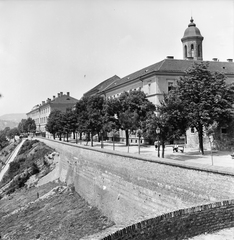 Magyarország, budai Vár, Budapest I., Veli bej rondella, a Tóth Árpád sétánynál, hátul a Hadtörténeti Múzeum, jobbra a háttérben a Mária Magdolna-templom tornya., 1962, FŐMTERV, Domonkos Endre, Budapest, Fortepan #251666