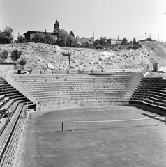 Magyarország, Budapest II., Pasaréti út, a Vasas tenisz stadionja a Rhédey utcai mellett. A domboldal megerősítési munkálata felett a Herman Ottó út házsora látható., 1962, FŐMTERV, Domonkos Endre, Budapest, Fortepan #251681