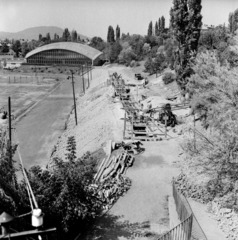 Magyarország, Budapest II., Pasaréti út, a Vasas sporttelepe a domboldal megerősítésekor. Szemben a fedett teniszcsarnok., 1962, FŐMTERV, Domonkos Endre, Budapest, Fortepan #251682