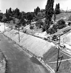 Magyarország, Budapest II., Pasaréti út, a Vasas sporttelepe a domboldal megerősítésekor. Szemben a Radna utca, jobbra a Herman Ottó út épületi látszanak., 1962, FŐMTERV, Domonkos Endre, Budapest, Fortepan #251683