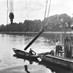 Magyarország, a felvétel az Őrszentmiklós - Óbudai Gázgyár közötti, Duna alatti gázvezeték kiemelésekor készült., 1962, FŐMTERV, Domonkos Endre, ladik, Fortepan #251686