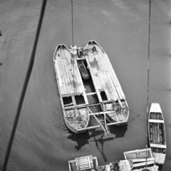 Magyarország, a felvétel az Őrszentmiklós - Óbudai Gázgyár közötti, Duna alatti gázvezeték kiemelésekor készült., 1962, FŐMTERV, Domonkos Endre, ladik, csónak, felülnézet, Fortepan #251687