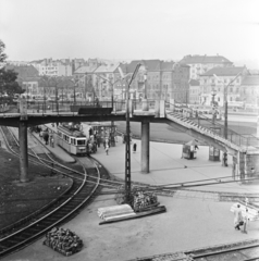 Magyarország, Budapest II., Széll Kálmán (Moszkva) tér, a Várfok utcához vezető felüljáró., 1962, FŐMTERV, Domonkos Endre, Budapest, villamos, villamosmegálló, felüljáró, Fortepan #251696