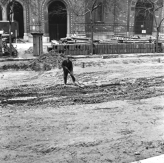 Magyarország, Budapest VII., a felvétel a Dohány utca közműhálózatának és útpályájának korszerűsítésekor készült. Háttérben a Dohány utcai zsinagóga., 1962, FŐMTERV, Domonkos Endre, Budapest, Fortepan #251705