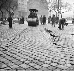 Magyarország, Budapest VII., a felvétel a Dohány utca közműhálózatának és útpályájának korszerűsítésekor készült. Háttérben a Károly (Tanács) körút., 1962, FŐMTERV, Domonkos Endre, úthenger, Budapest, Fortepan #251707