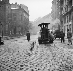 Magyarország, Budapest VII., a felvétel a Dohány utca közműhálózatának és útpályájának korszerűsítésekor készült. Balra a Dohány utcai zsinagóga., 1962, FŐMTERV, Domonkos Endre, zsinagóga, úthenger, Budapest, Fortepan #251708