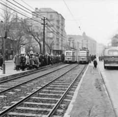 Magyarország, Budapest XI., Villányi út, a 61-es villamos végállomása, háttérben balra a Himfy utca sarkán álló ház, ettől jobbra a Móricz Zsigmond körtéri épületek látszanak., 1962, FŐMTERV, Domonkos Endre, Budapest, Fortepan #251724