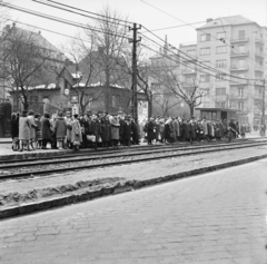 Magyarország, Budapest XI., Villányi út, a 61-es villamos végállomása, háttérben jobbra a Himfy utca sarkán álló ház látható., 1962, FŐMTERV, Domonkos Endre, Budapest, Fortepan #251725