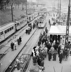 Magyarország, Budapest II., Széll Kálmán (Moszkva) tér, a Várfok utcához vezető felüljáróról nézve., 1962, FŐMTERV, Domonkos Endre, Budapest, újságárus, Fortepan #251731